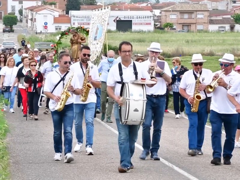Se trata de una romería de mucha tradición en la comarca. Se celebra el día 15 de mayo, en honor a San Isidro Labrador. Antiguamente, el Santo acompañado por los fieles y el sacerdote, bajaban a la calle del río y éste bendecía los campos para que tuvieran buena cosecha. El Santo permanece todo el año en su ermita, menos la semana anterior a la romería que le trasladan a la Iglesia Nuestra Señora de la Asunción Romería de San Isidro Labrador - Alberche del Caudillo